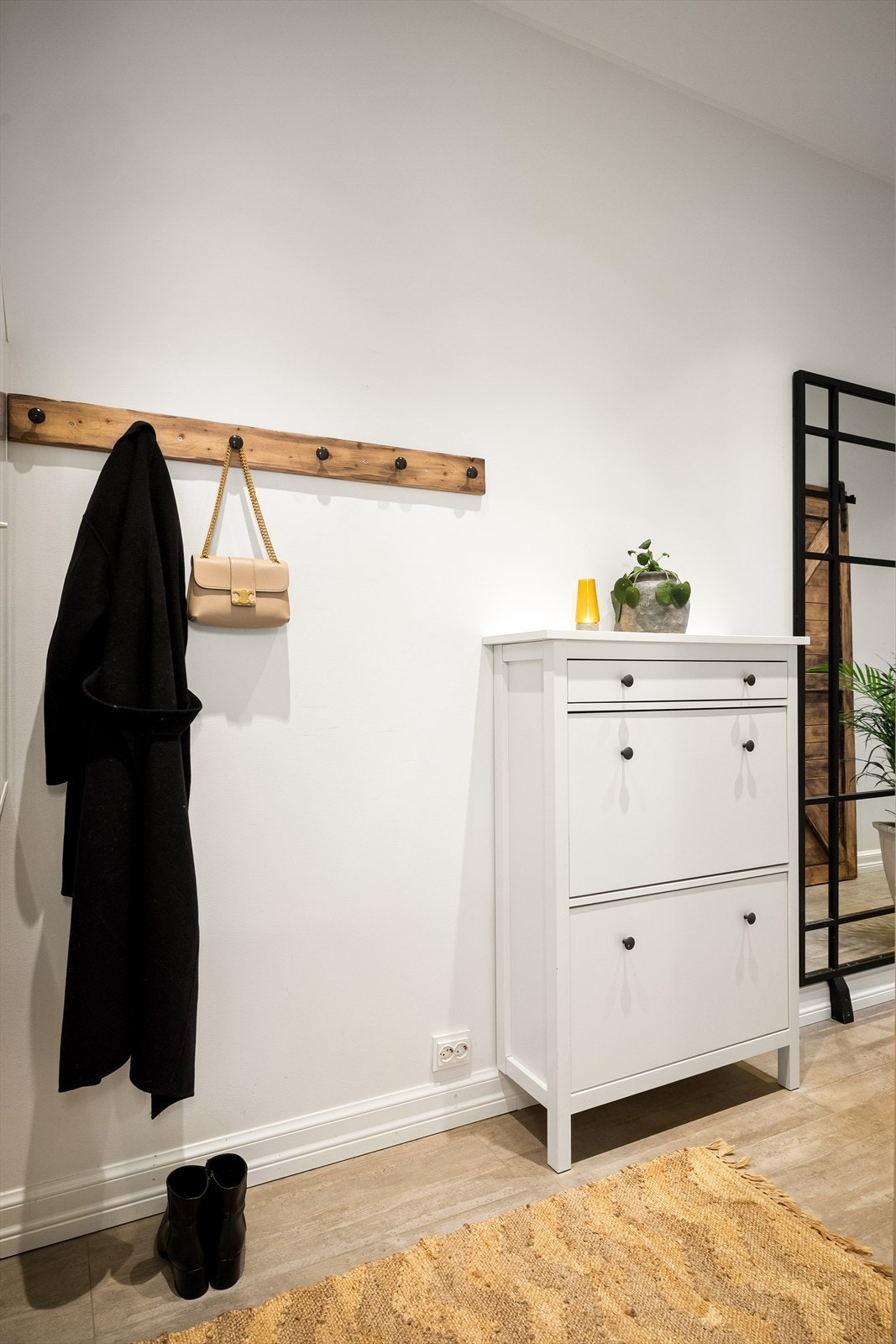 Leiligheten har en innbydende entré med flislagt gulv og downlights i himlingen, noe som skaper et umiddelbart godt førsteinntrykk. Galleribilde