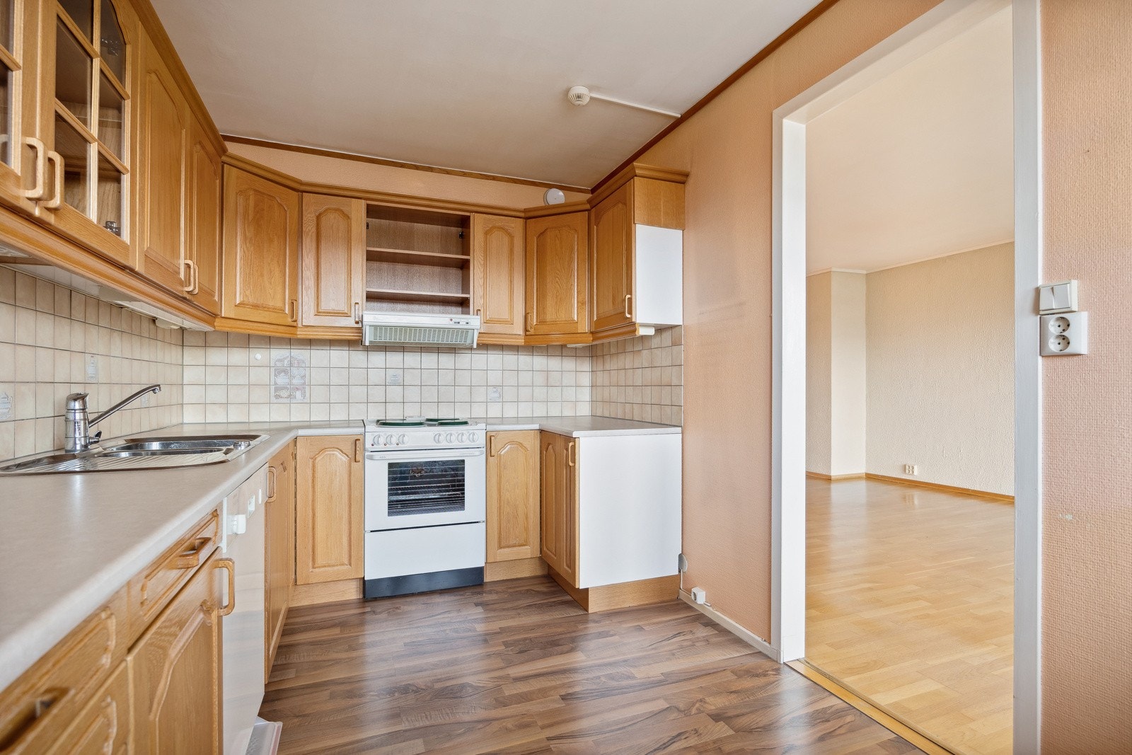 Fult utstyrt med kombi kjøle - og fryseskap, oppvaskmaskin og komfyr. Det er godt med benke - og skapplass. Galleribilde