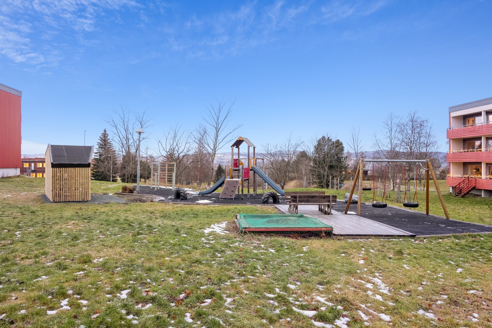 Borettslagets fellestomt har opparbeidet barnevennlige områder for sosialt samvær og lek. Galleribilde