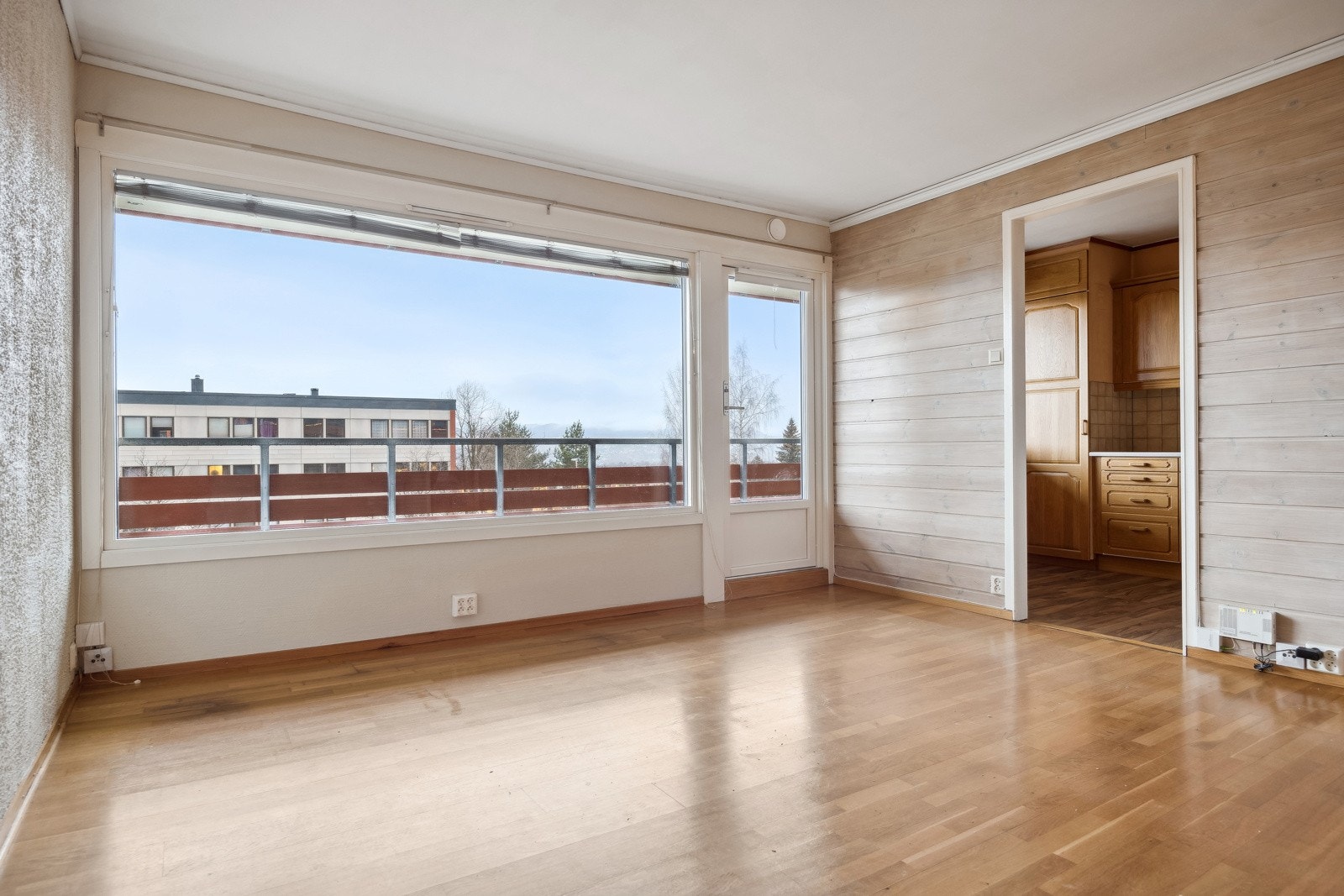 Det naturlige lyset strømmer godt gjennom hele stuen. Galleribilde