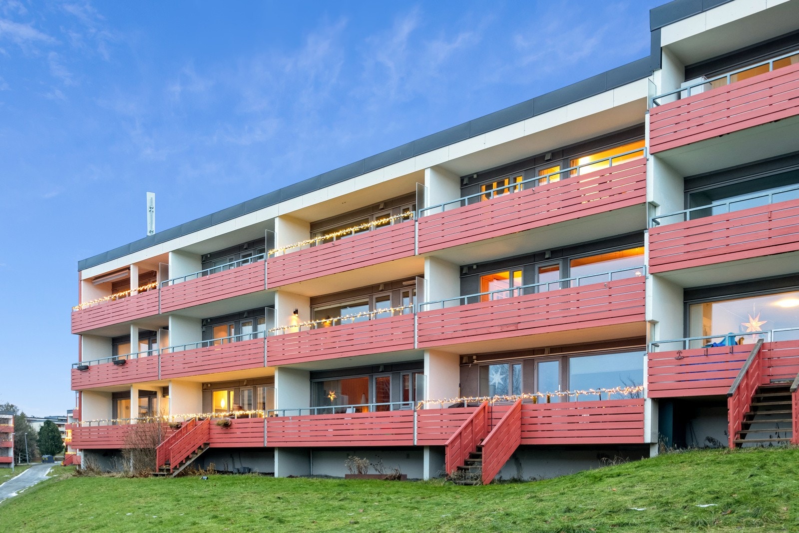 Boligen befinner seg i Vestlia borettslag, som er veletablert og befinner seg i et populært område. Galleribilde