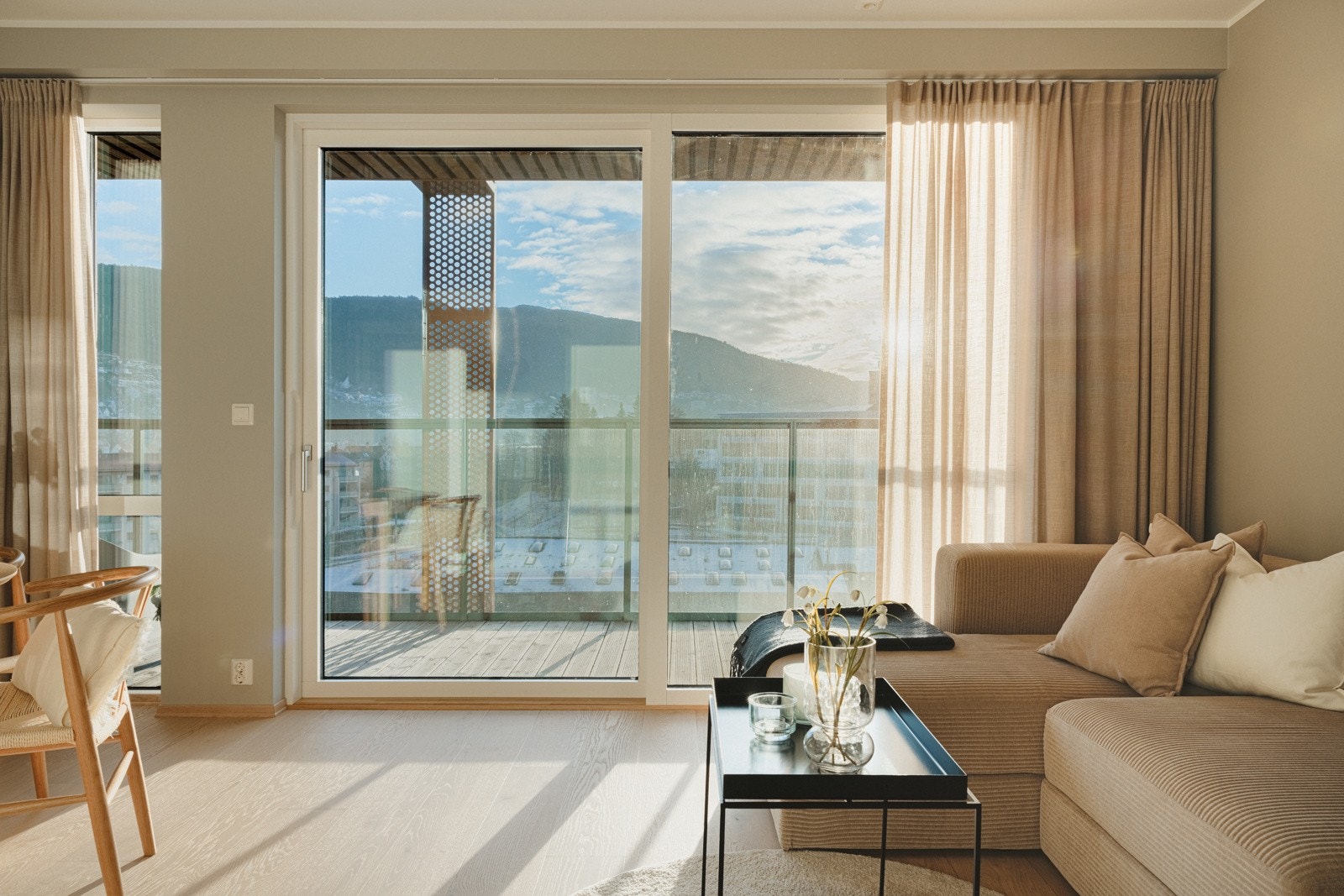 Stuen har en takhøyde 2,60m og har godt med lysinnslipp fra vinduer som går fra gulv til tak. Galleribilde