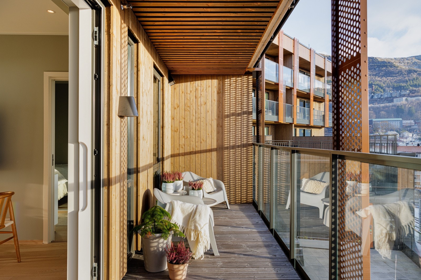 Balkongen har overbygg med god plass til å innrede med utemøbler. Galleribilde