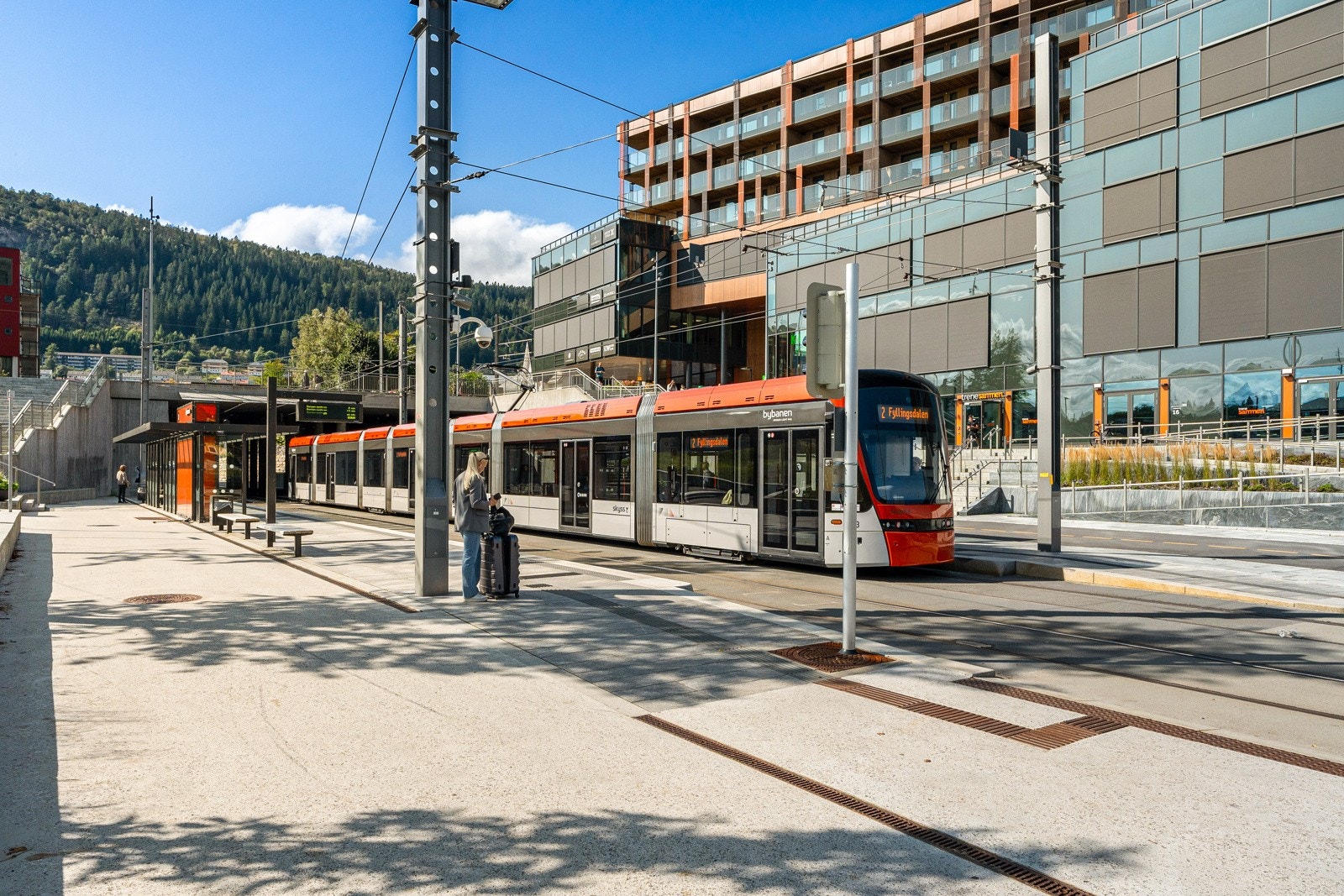 Bybanen rett utenfor bygget tar deg i retning fyllingsdalen, flesland og sentrum. Galleribilde