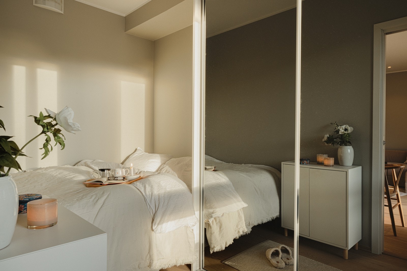 På soverommet er det god plass til lagring av klær med praktisk skyvedørsgarderobe med speil. Galleribilde