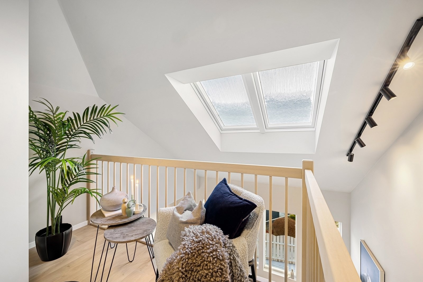 Trappen leder deg opp til hemsen. Trappen og hemsen i andre etasje utgjør 9,60 m² og gir tilgang til hovedsoverommet og et kott bak kneveggen. Galleribilde