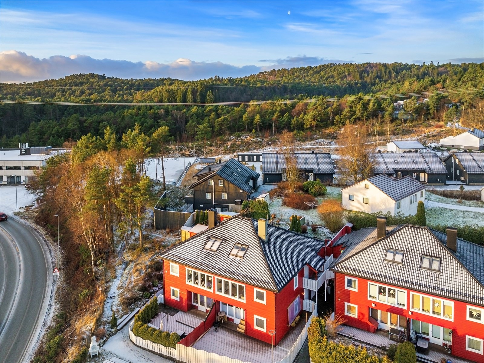Leiligheten har en attraktiv beliggenhet i et barnevennlig område i Storrinden på Søreidgrend. Galleribilde