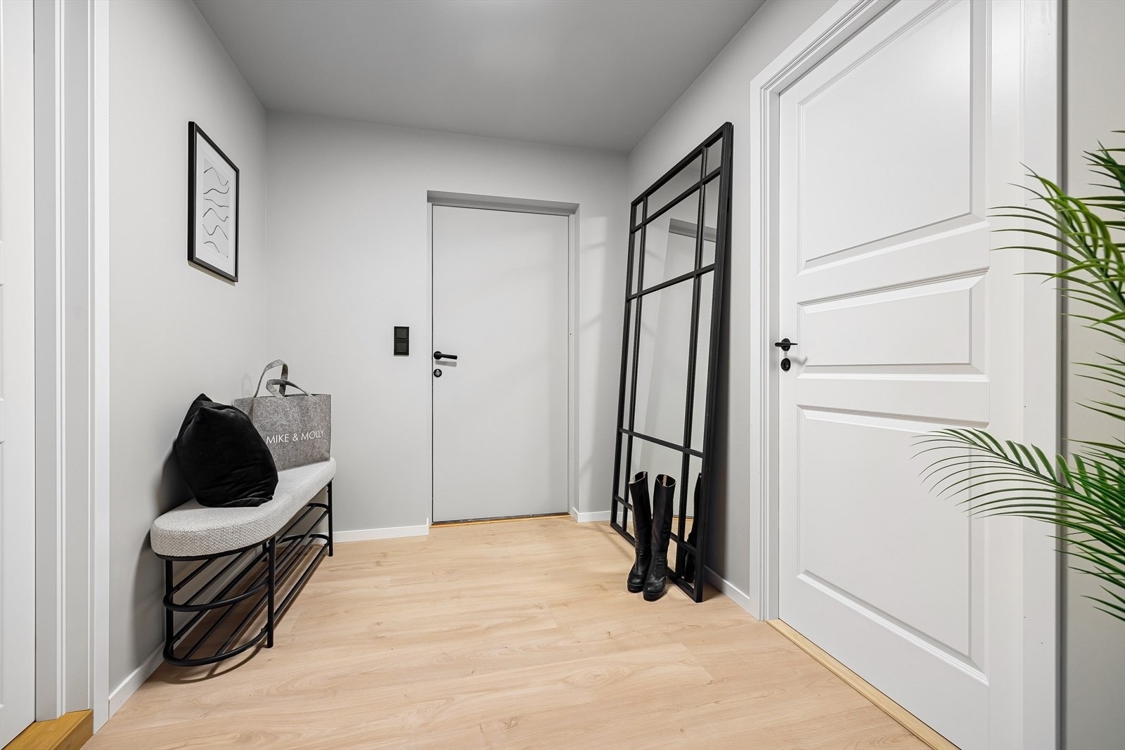 Entréen på 6,20 m² gir et godt førsteinntrykk med sine oppgraderte overflater fra 2024. Galleribilde