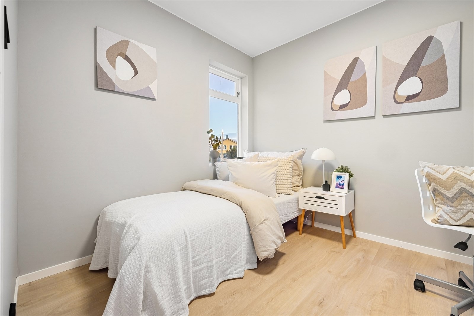 De to soverommene i første etasje måler henholdsvis 7,30 m² og 8,10 m². Galleribilde