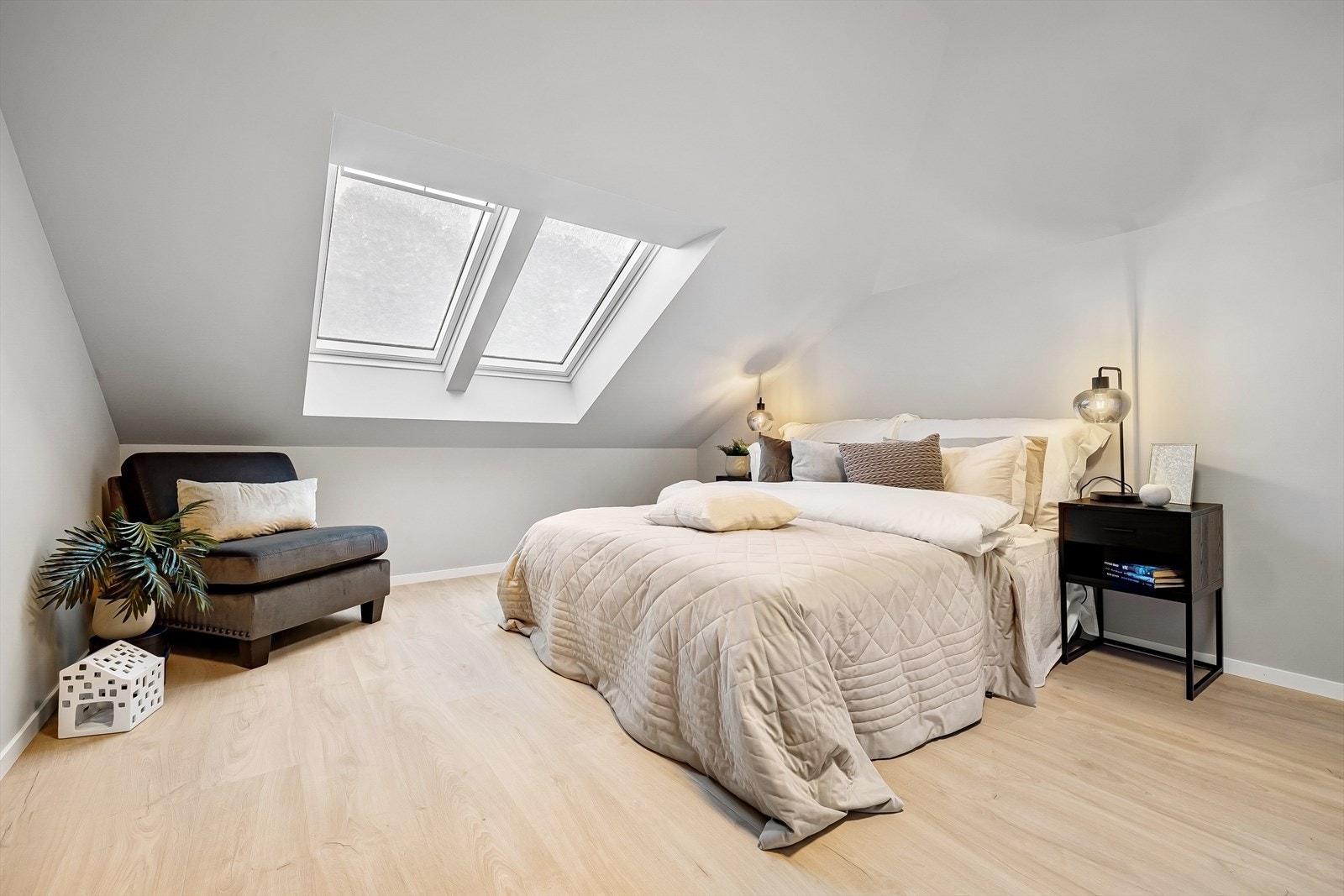 Hovedsoverommet i andre etasje er på 11,60 m² og har også laminatgulv og malte overflater. Alle soverommene har gode lysforhold og er malt i lyse, behagelige farger. Galleribilde