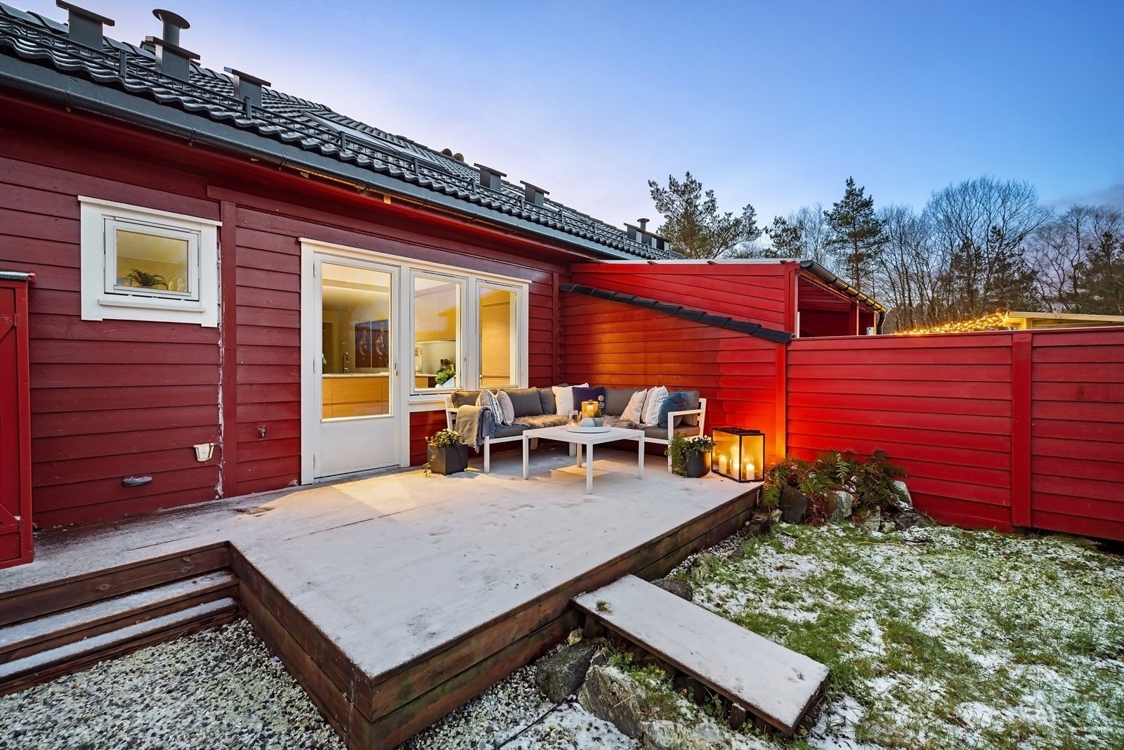 Fra stuen/kjøkkenet er det utgang til en flott hage opparbeidet med terrassedekke, plen, bed og gruset parti. Galleribilde