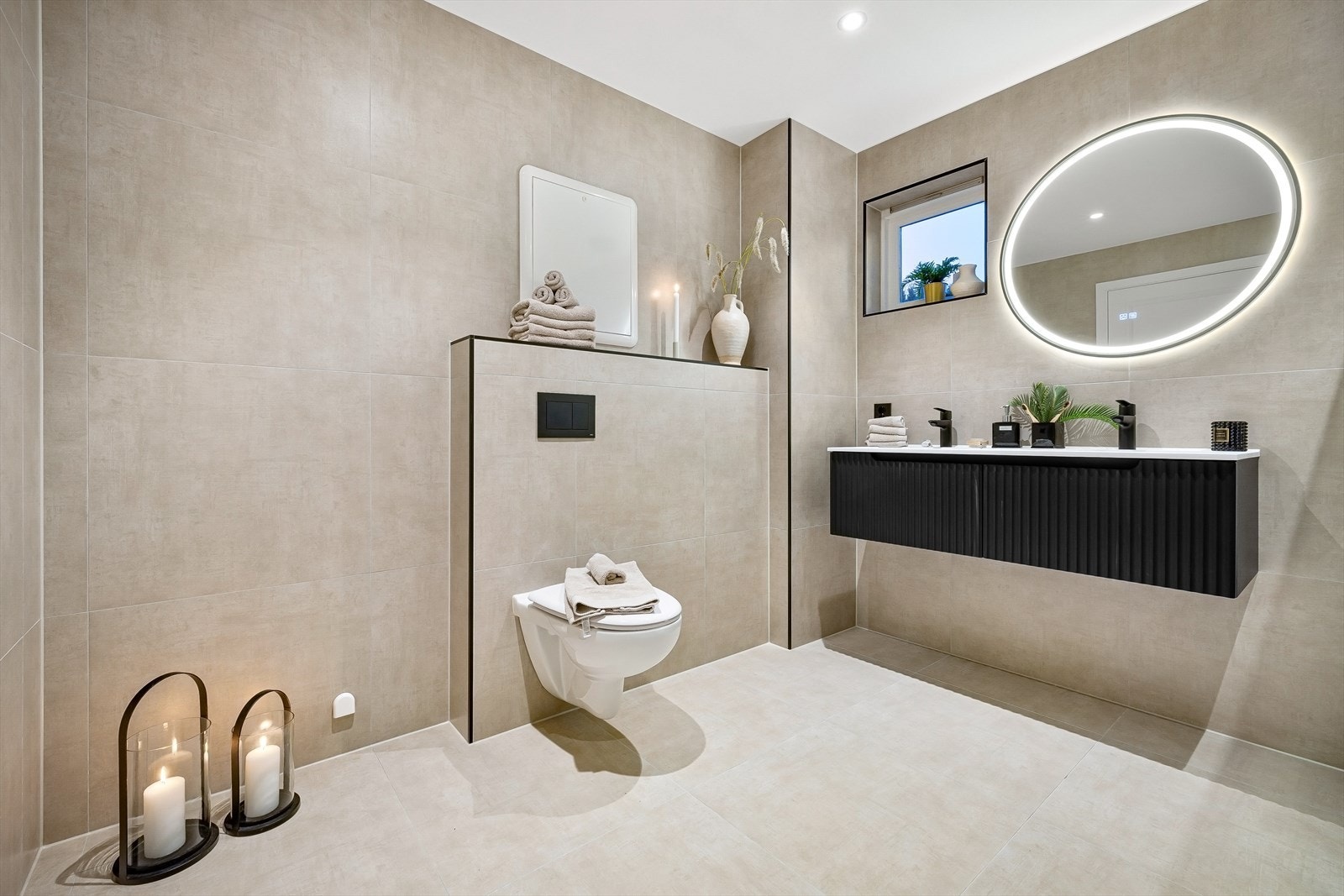 Badet/vaskerommet på 8,00 m² er rehabilitert i 2024 og holder en høy standard med keramiske fliser på gulv og vegger, samt varmekabler i gulvet. Galleribilde