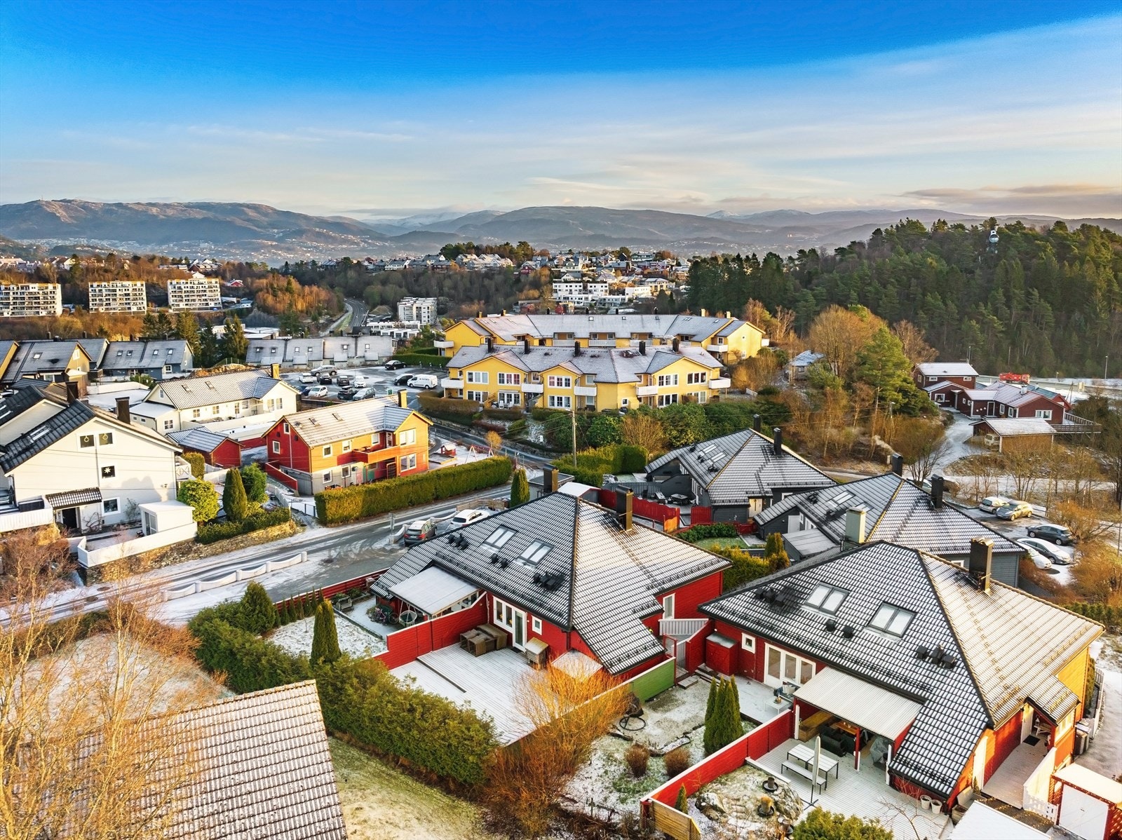 Det er kort kjøreavstand til Flesland lufthavn og større arbeidsplasser på Sandsli og Kokstad. Galleribilde