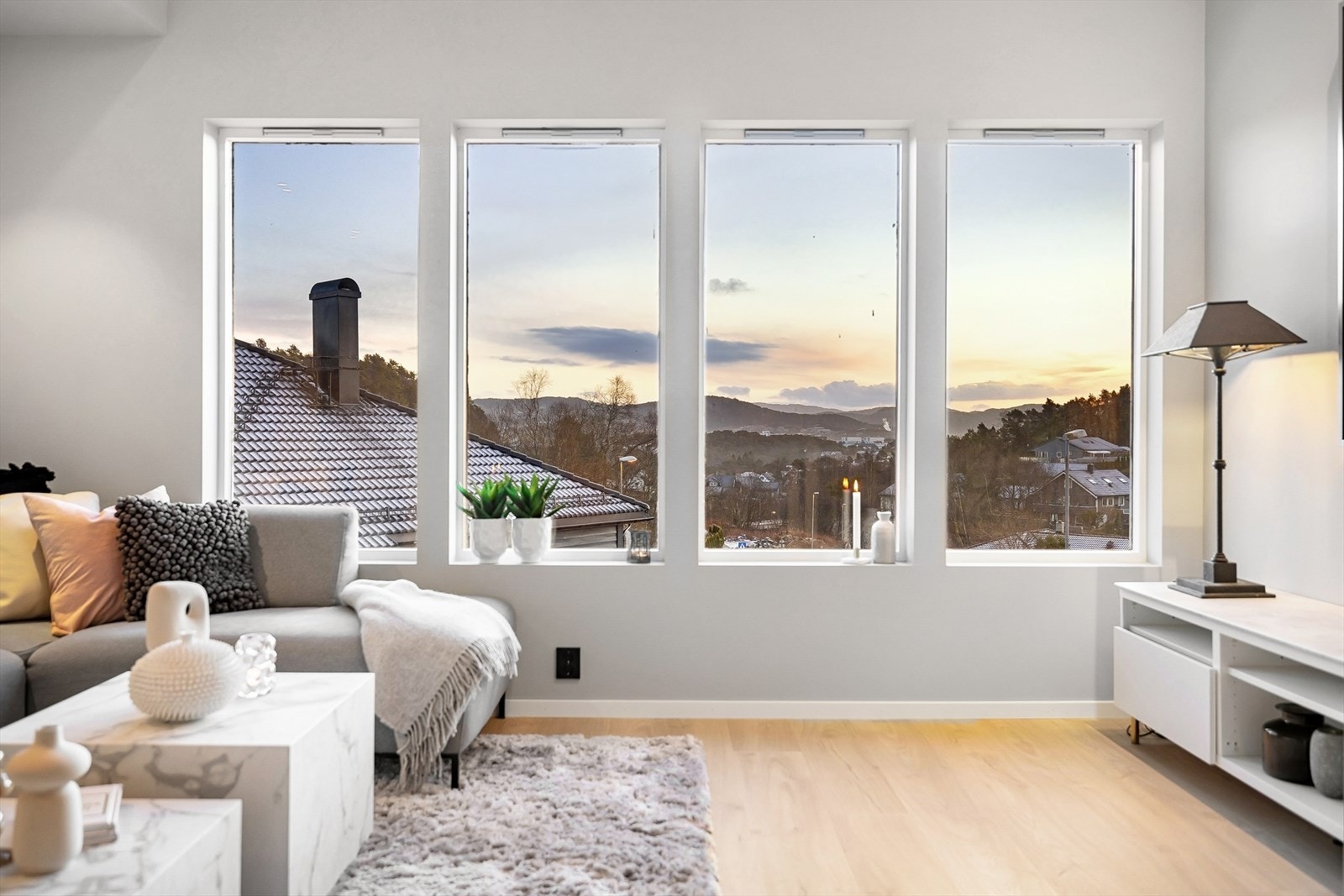 Stuen er lys og romslig med en åpen løsning mot kjøkkenet, og har en total størrelse på 45,30 m². Galleribilde