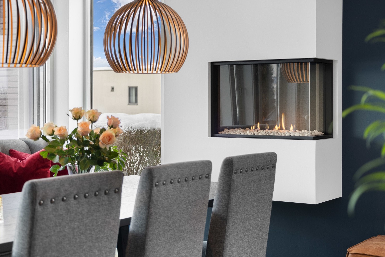 Leiligheten har gasspeis. Den gir godt med varme og et meget vakkert og stilrent uttrykk. Galleribilde