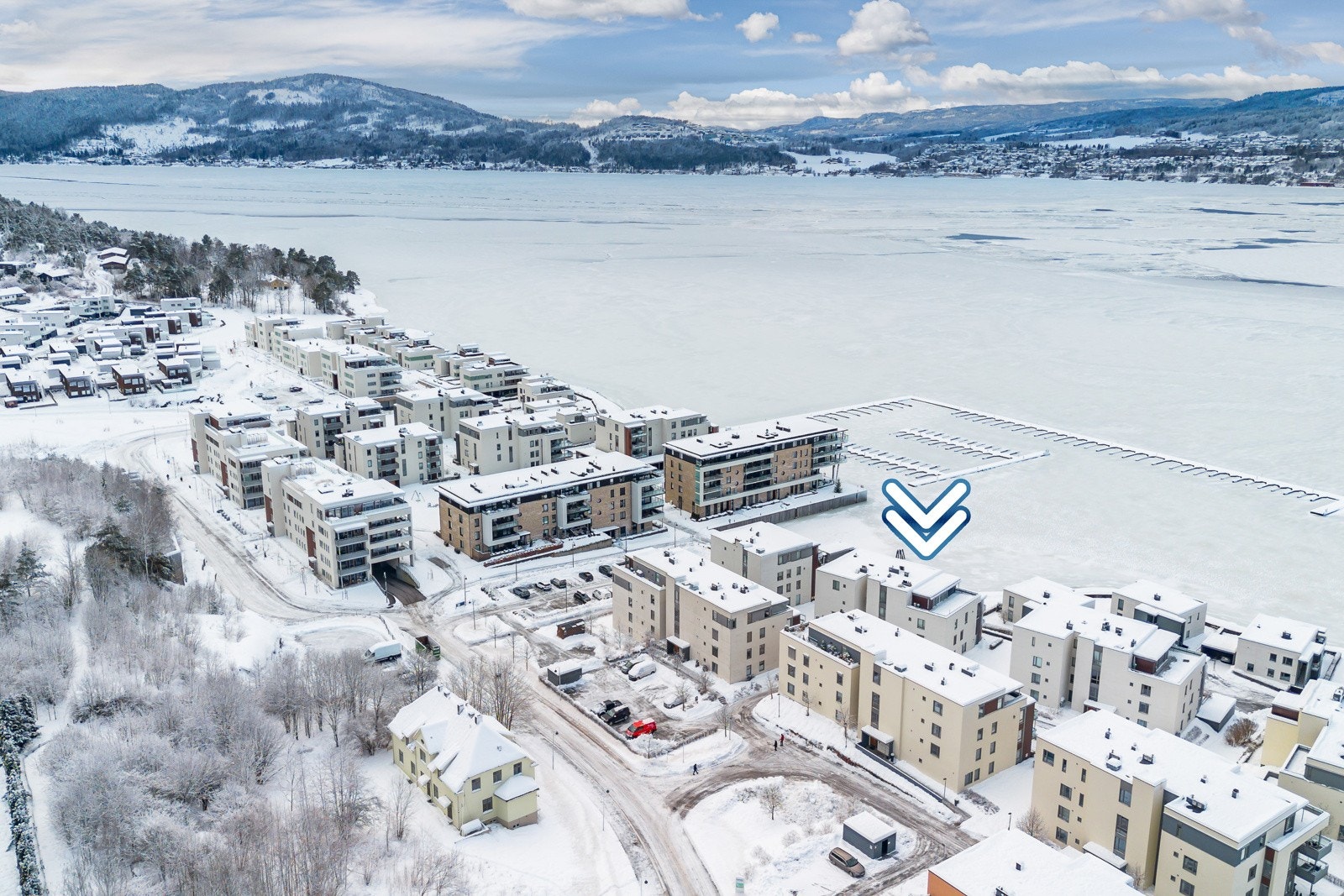 Fjordsvingen 21 ligger idyllisk til ved fjorden. Se pil på bildet. Galleribilde