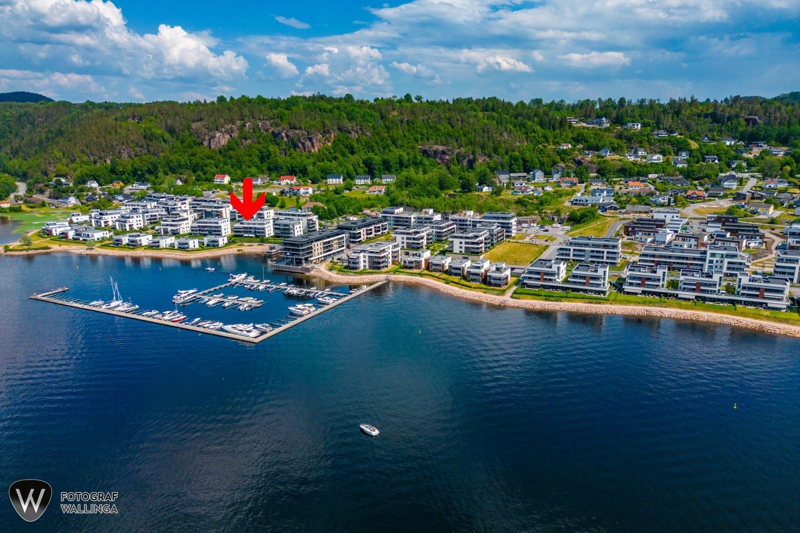 Rett utenfor leiligheten er det idyllisk strandlinje, bademuligheter og turstier. Galleribilde