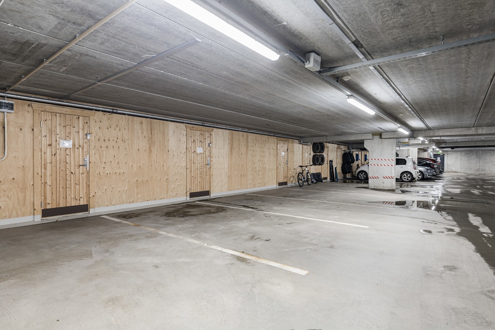 Felles garasjeanlegg med tilhørende bod. Galleribilde