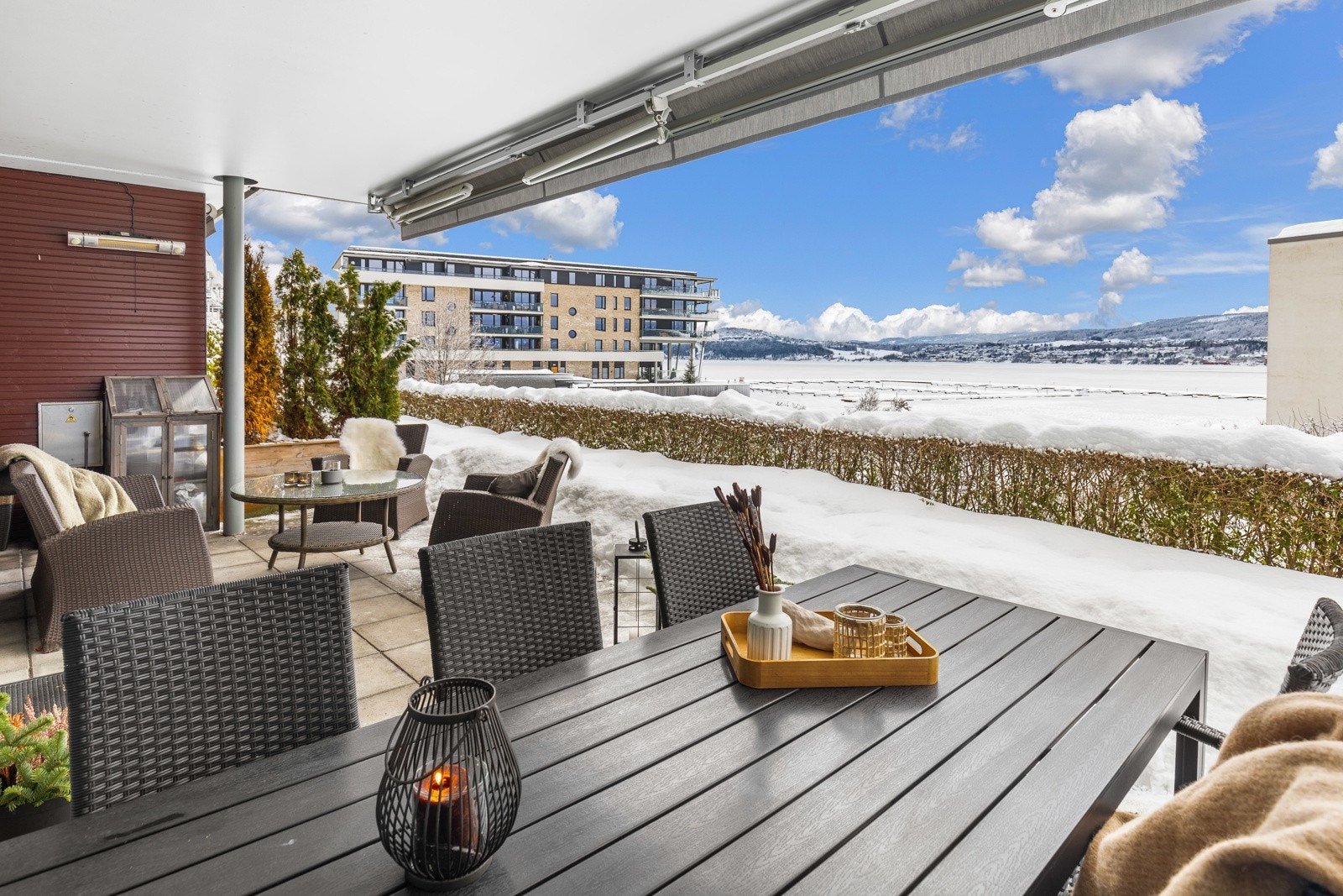 Steinbelagt platting på hele 26 kvm med plass til flere sittegrupper/soner. Galleribilde