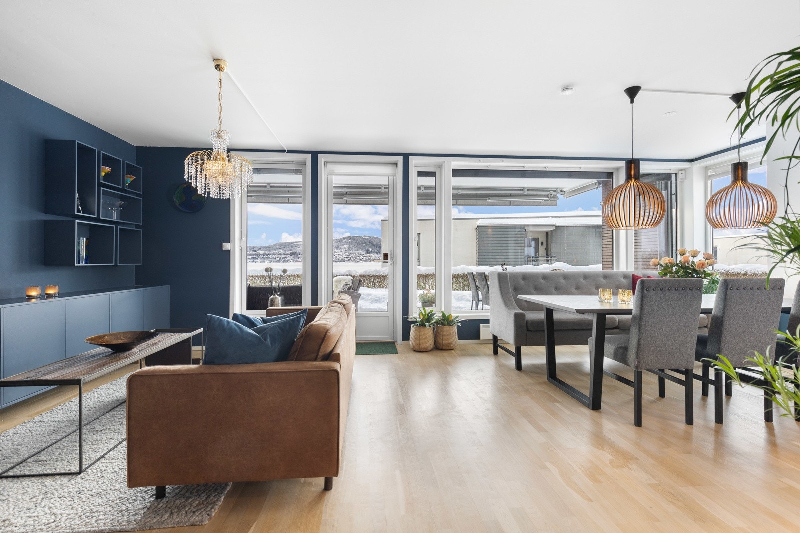 Stuen med store vindusflater som gir rikelig med dagslys og tilgang til fjordutsikten. Galleribilde