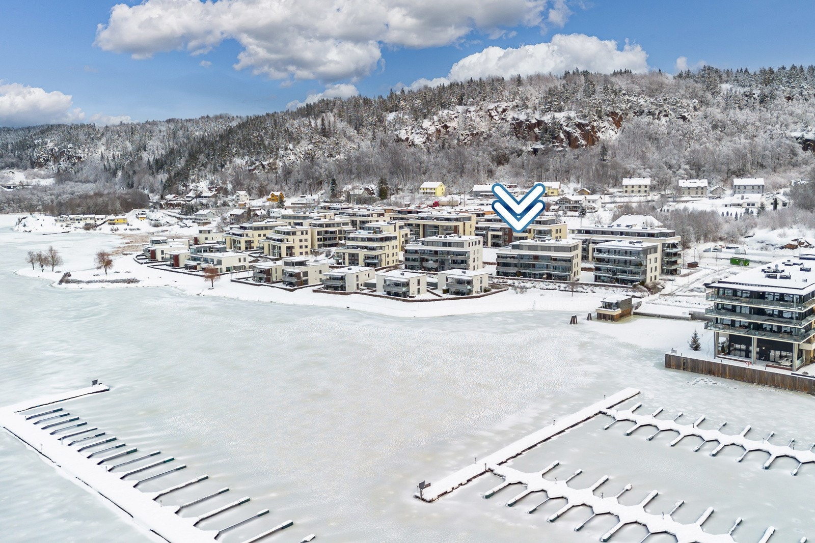 Fjordsvingen 21 ligger idyllisk til ved fjorden. Se pil på bildet. Galleribilde