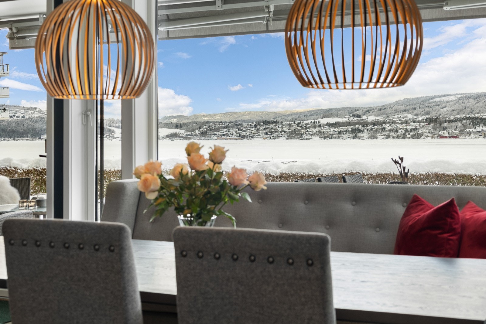 Utsikten fra stuen og utover fjorden er helt unik. Galleribilde