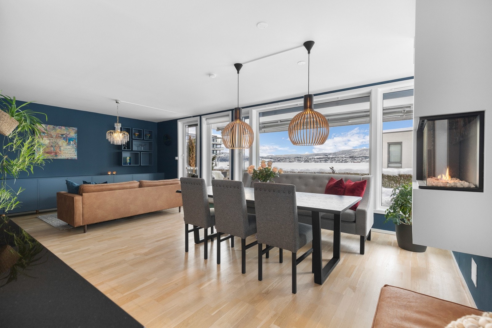 Lys og luftig stue med 3-stavs eikeparkett, gasspeis og malt gips på vegg og i tak. Galleribilde