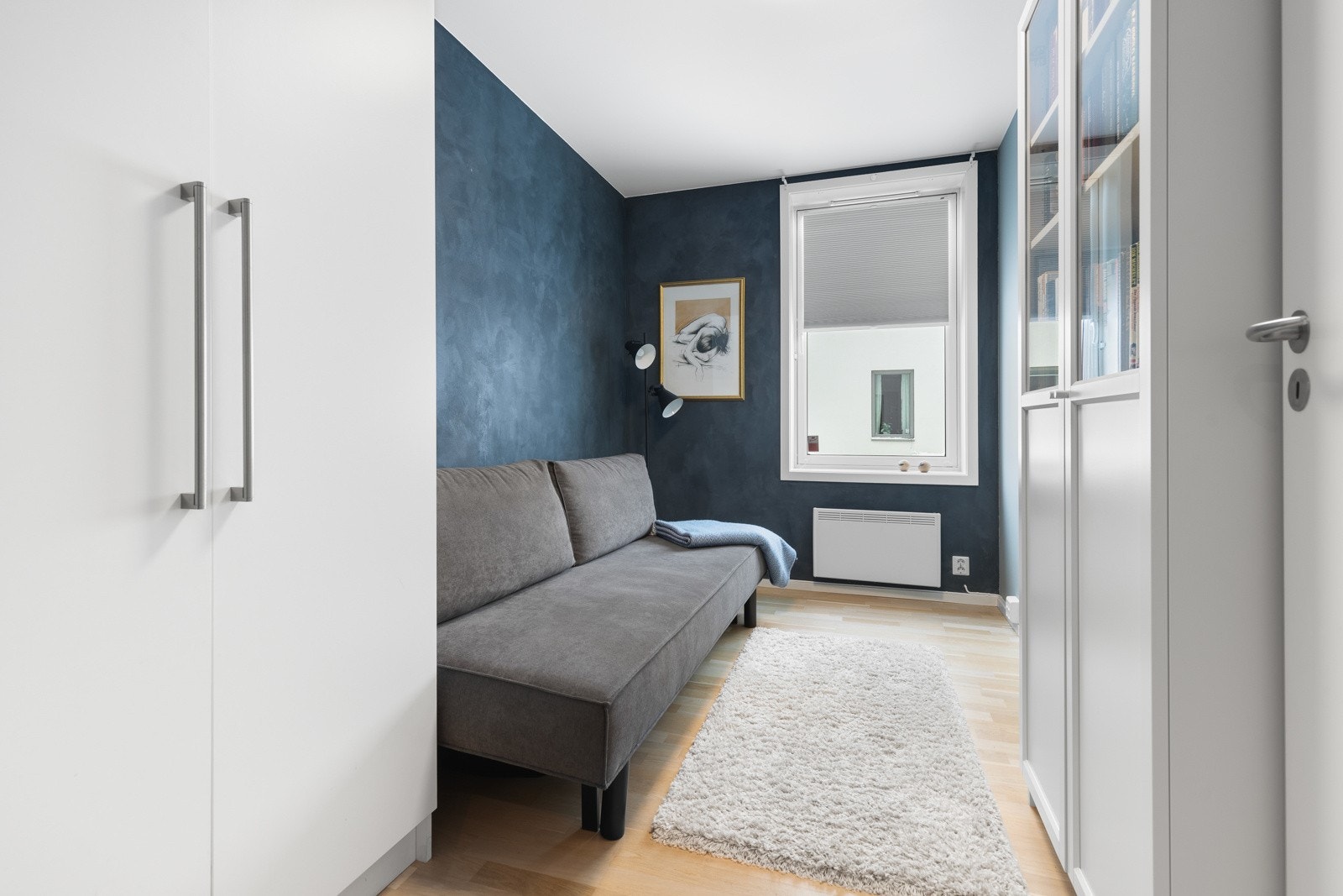 Soverom nummer to er i dag innredet med sovesofa. Tilhørende garaderobeskap. Galleribilde