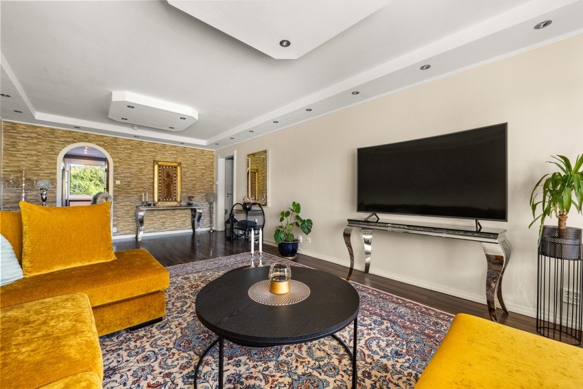 Den romslige stuen tilbyr generøst med plass til både sofagruppe og spisebord. Galleribilde