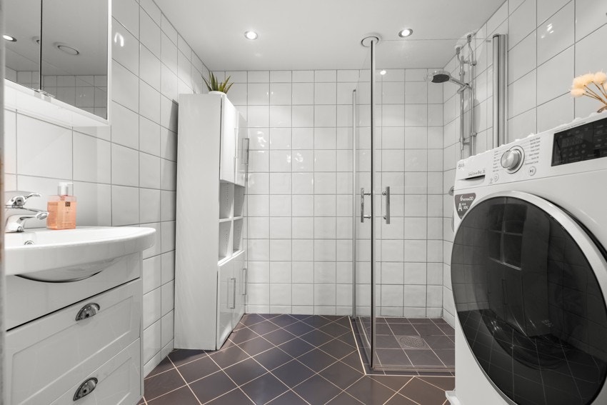 Fin flislagt bad fra 2013, utstyrt med gulvvarme for ekstra komfort. Galleribilde