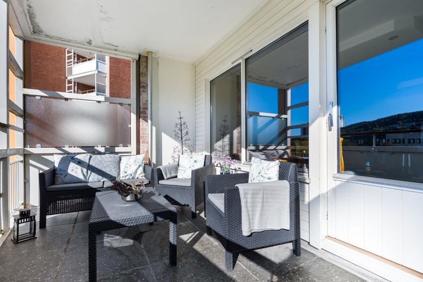 Balkongen har en gulvflate belagt med fliser. Galleribilde