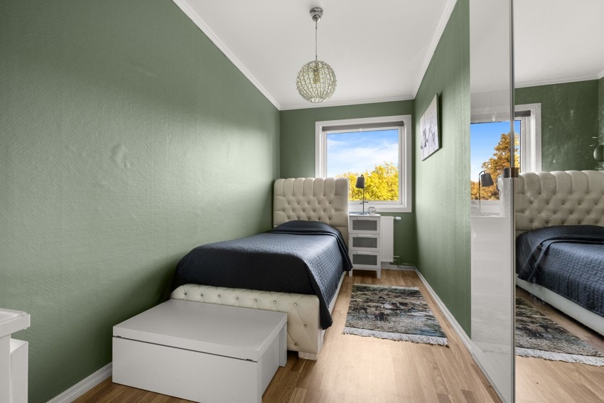 Soverom 2 og 3 er utstyrt med et innebygd garderobeskap for optimal oppbevaring. Galleribilde