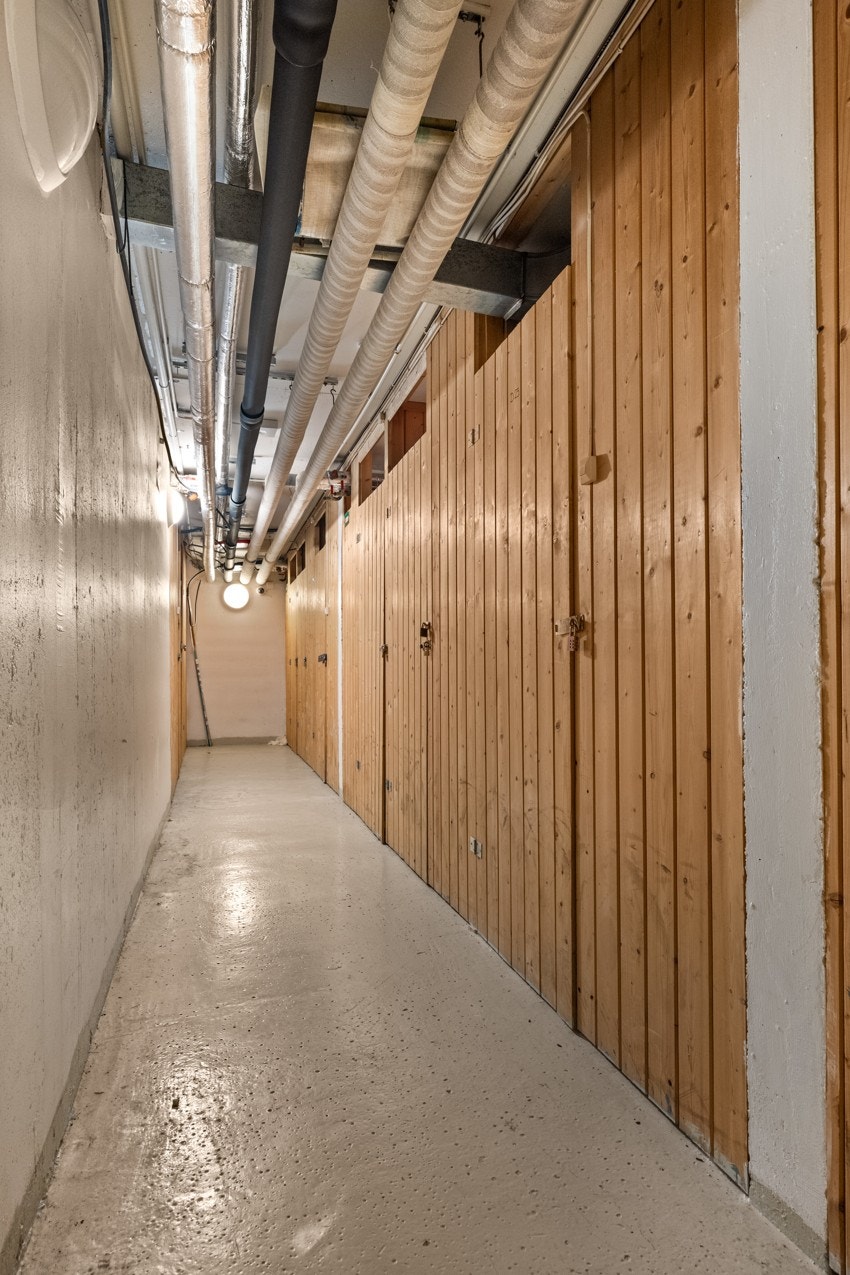 Leiligheten har tilgang til både en praktisk bod og en egen matbod for ekstra oppbevaringsplass. Galleribilde