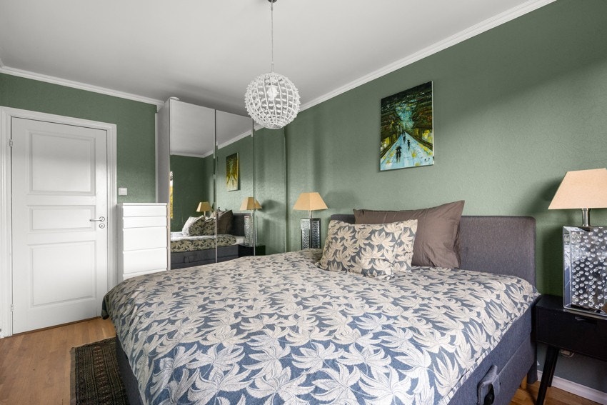 Romslig soverom med god plass til flere møbler, som gir fleksible innredningsmuligheter. Galleribilde