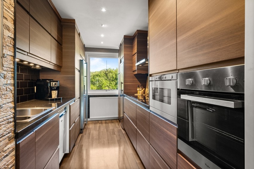 Kjøkkenet har slettede fronter og et stort vindu som slipper inn rikelig med naturlig lys. Galleribilde