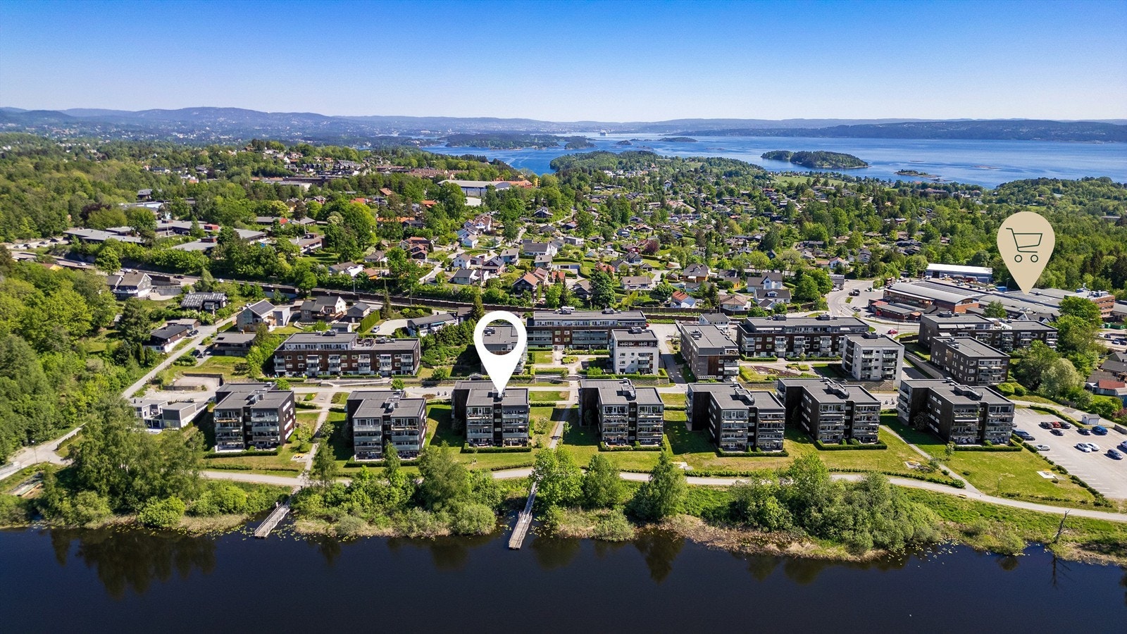 Rett over veien ligger det en stor Kiwi butikk, samt Montér, Fargerike og Pets dyrebutikk. Galleribilde