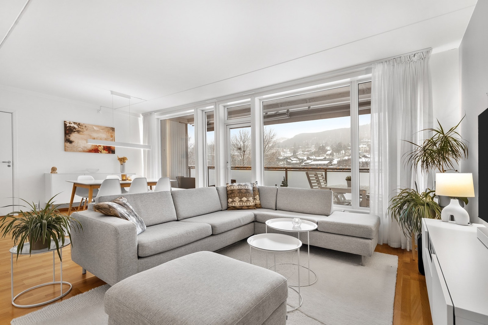 De store vindusflatene slipper inn rikelig med naturlig lys. Galleribilde