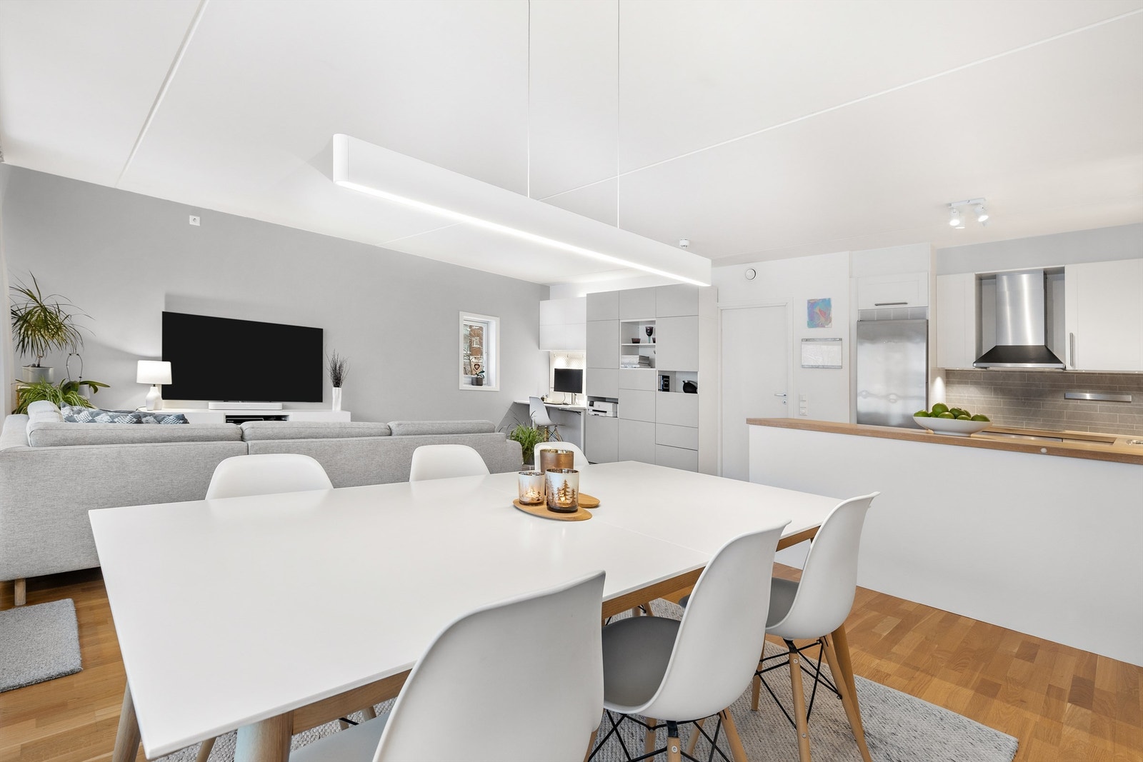 Her får du en lys og luftig leilighet. Boligen har 3 soverom, walk-in garderobe, 2 bad, stue og kjøkken med åpen løsning, perfekt for sosiale sammenkomster. Galleribilde