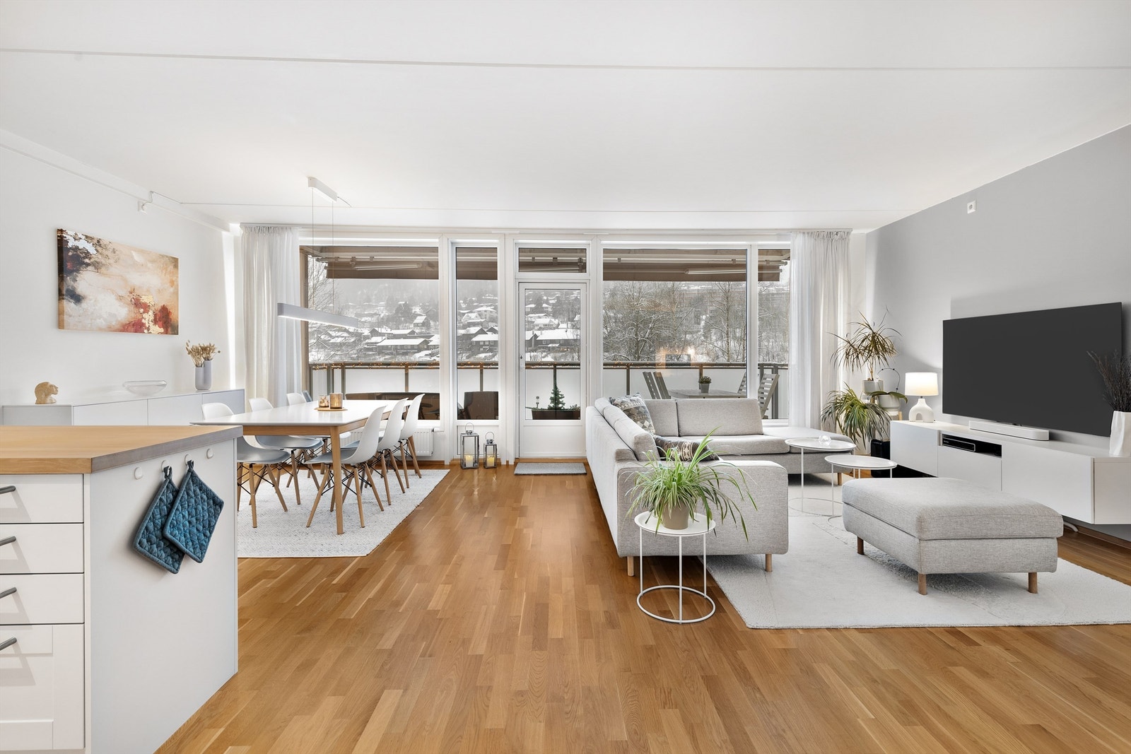 Den åpne løsningen gir god plass til både sittegruppe og spisebord. Galleribilde