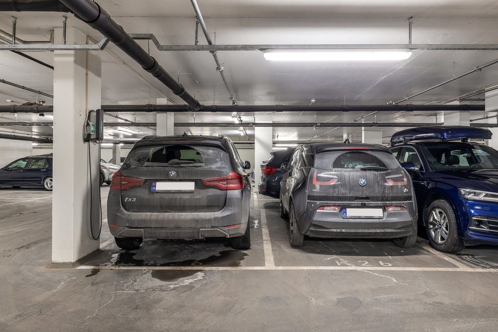 Leiligheten har en vedtektsfestet eksklusiv bruksrett til 2 garasjeplasser i garasjekjeller. Fastmontert lader for EL-bil følger med. Galleribilde