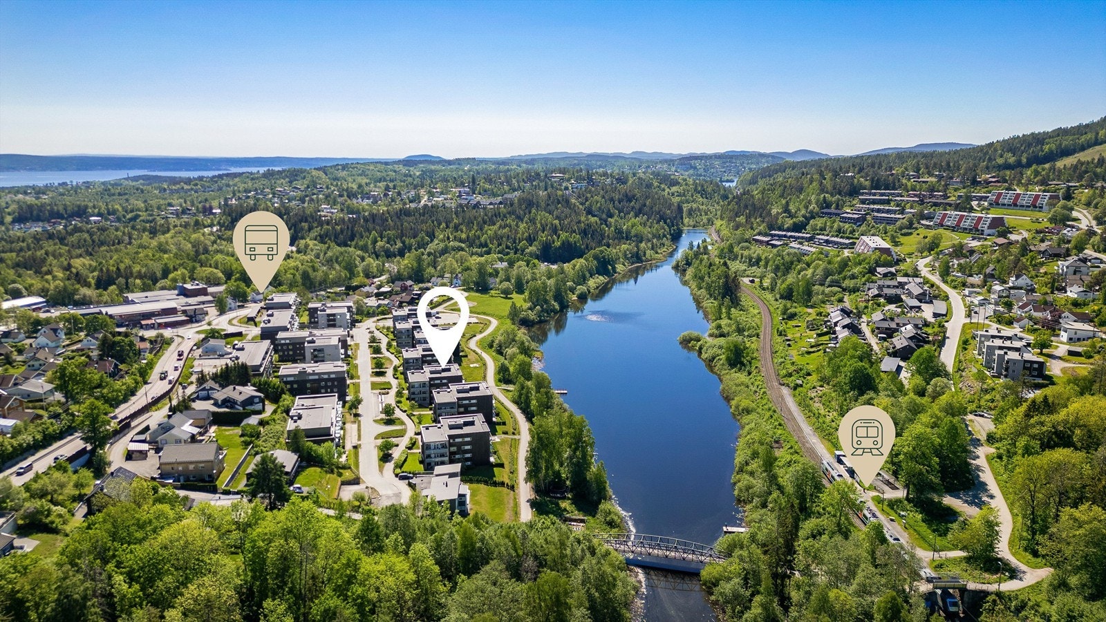 Langs Røykenveien finner du buss i retning Asker, Heggedal og Blakstad bussterminal.
Det er få minutters gange fra leiligheten til Bondivann stasjon. Lokaltoget tar deg til Asker/Oslo og mot Spikkestad. Galleribilde