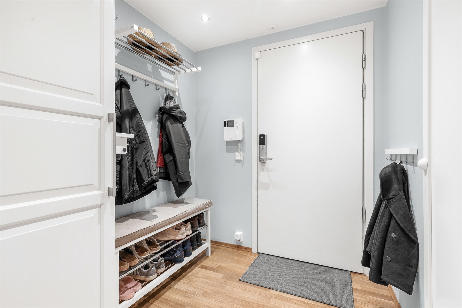 Romslig entré med meget god plass til garderobeskap og hyller. Galleribilde