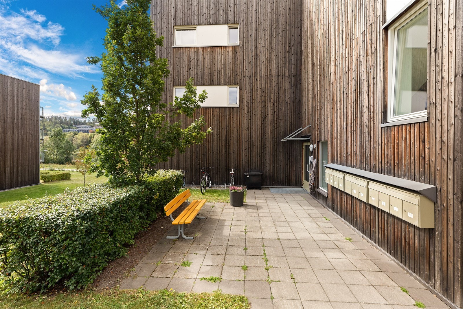 Felles tomt for sameiet opparbeidet med benker, asfalterte internveier, gressplen, prydbusker og diverse beplantning. Galleribilde