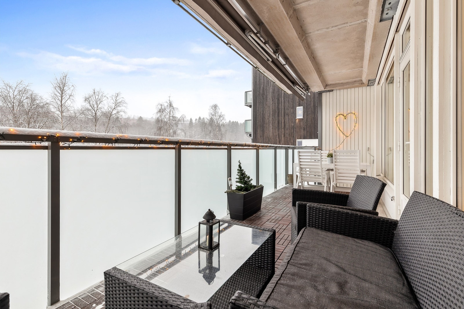 Fra stuen kommer man ut på balkongen som har hyggelig utsyn mot Bondivannet, her kan du ta morgenkaffen og slappe av i ettermiddagssolen. Galleribilde