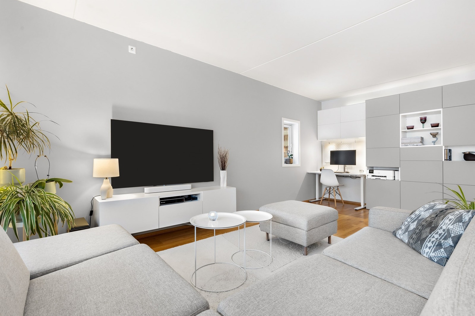 I stuen er det også god plass til skap og et kontorhjørne om ønskelig. Galleribilde