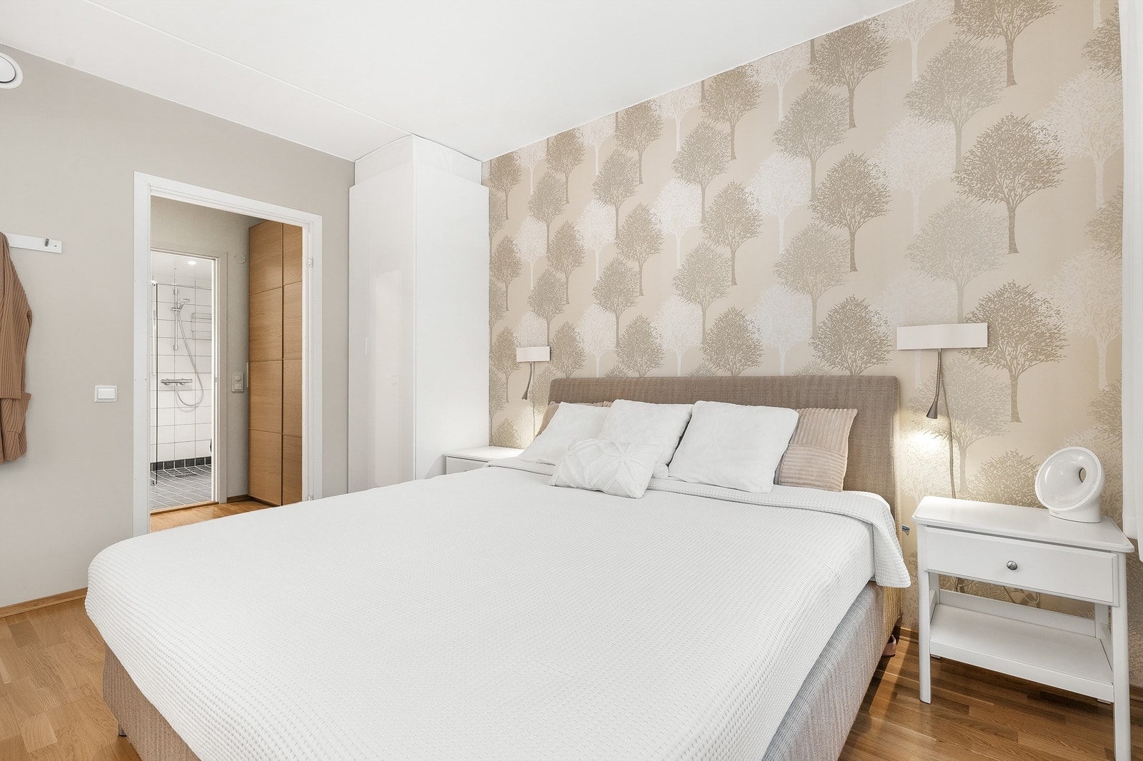 Hovedsoverommet har egen walk-in garderobe og tilgang til eget bad. Galleribilde