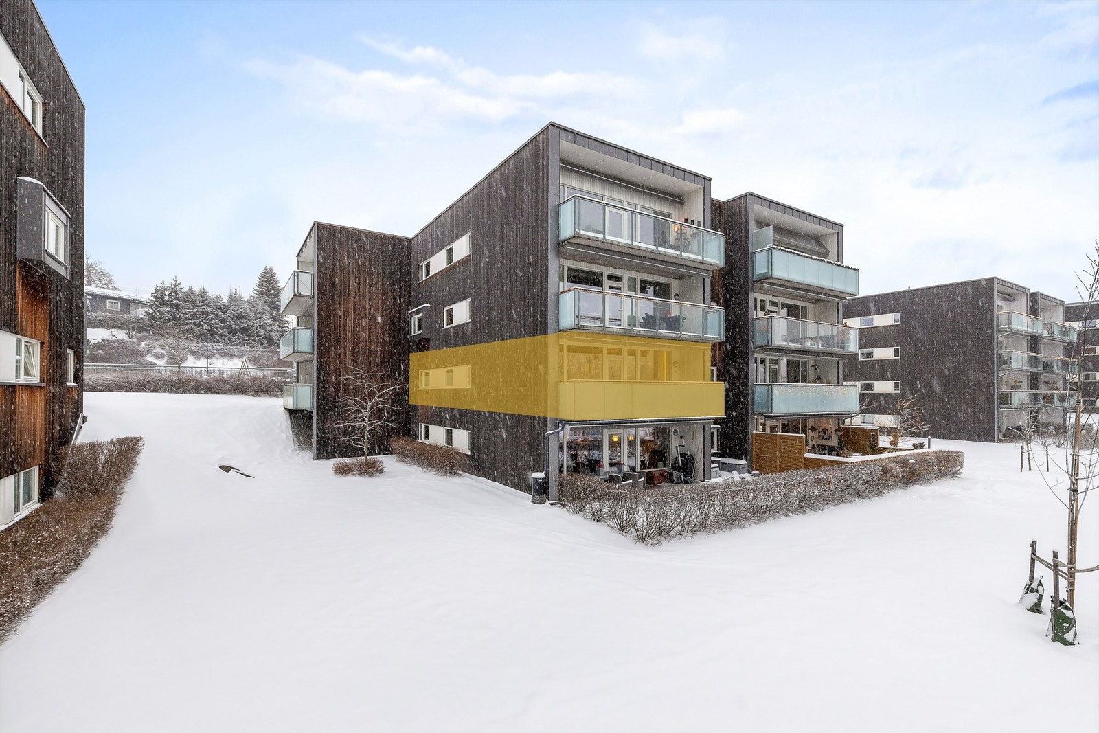 Velkommen til Bondistranda 42, presentert av Terje Tveit i Krogsveen. Flott 4-roms leilighet i første rekke til Bondivann. Solrik balkong. 2 garasjeplasser. Galleribilde