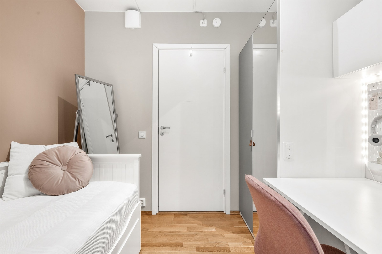 Soverom 2 passer perfekt som for eksempel gjesterom eller kontor med plass til seng og skrivebord. Galleribilde