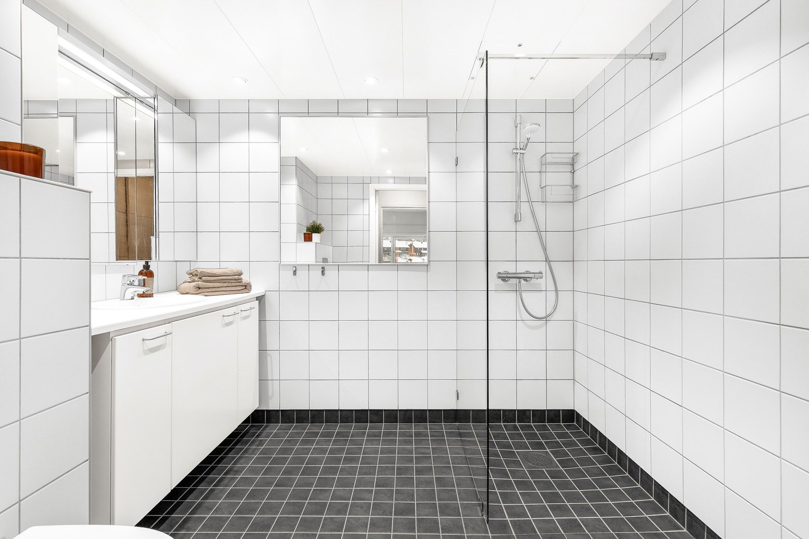 Nedsenket himling med downlights. Dusjnisje med glassvegg. Galleribilde