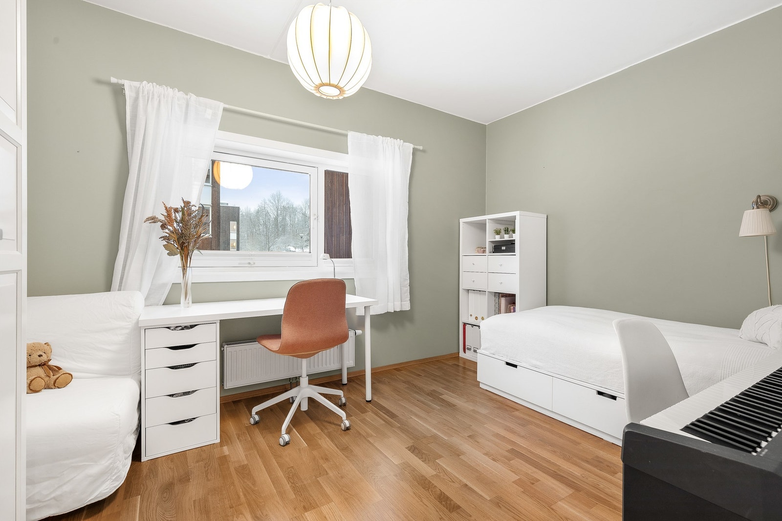 Vindusflater som slipper inn godt med naturlig lys. Galleribilde